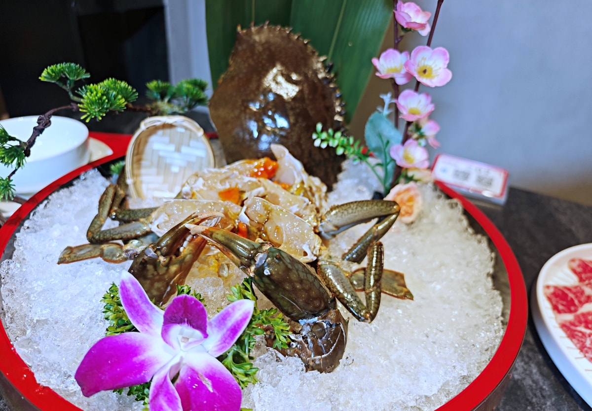 當科技巨擘遇上百年醫館：大稻埕「老撈麻辣火鍋」雞煲蟹的歷史盛宴