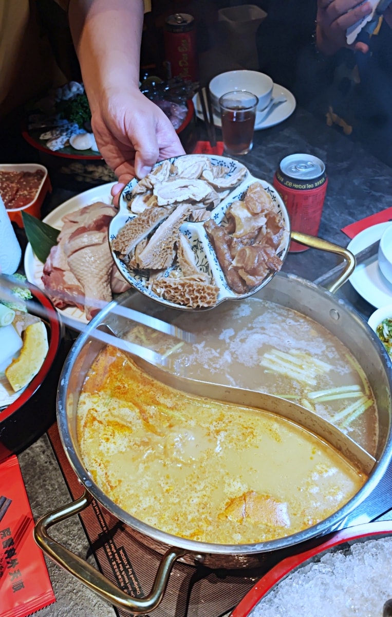 當科技巨擘遇上百年醫館：大稻埕「老撈麻辣火鍋」雞煲蟹的歷史盛宴