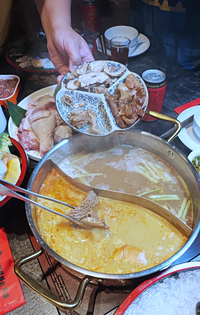 當科技巨擘遇上百年醫館：大稻埕「老撈麻辣火鍋」雞煲蟹的歷史盛宴