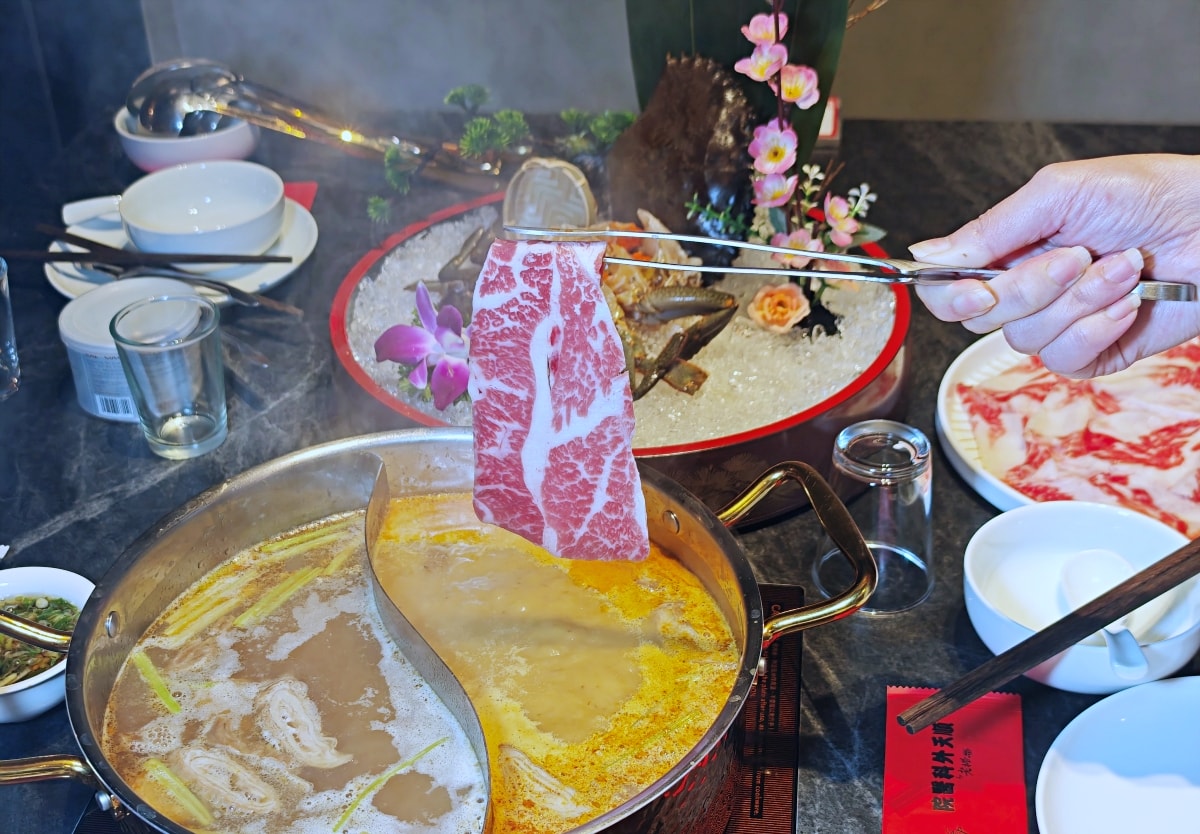 當科技巨擘遇上百年醫館：大稻埕「老撈麻辣火鍋」雞煲蟹的歷史盛宴