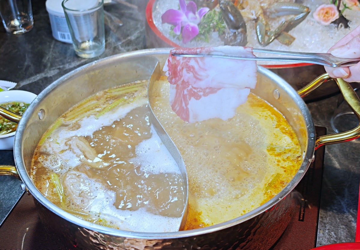 當科技巨擘遇上百年醫館:大稻埕「老撈麻辣火鍋」雞煲蟹的歷史盛宴 - 第28張圖 當科技巨擘遇上百年醫館:大稻埕「老撈麻辣火鍋」雞煲蟹的歷史盛宴