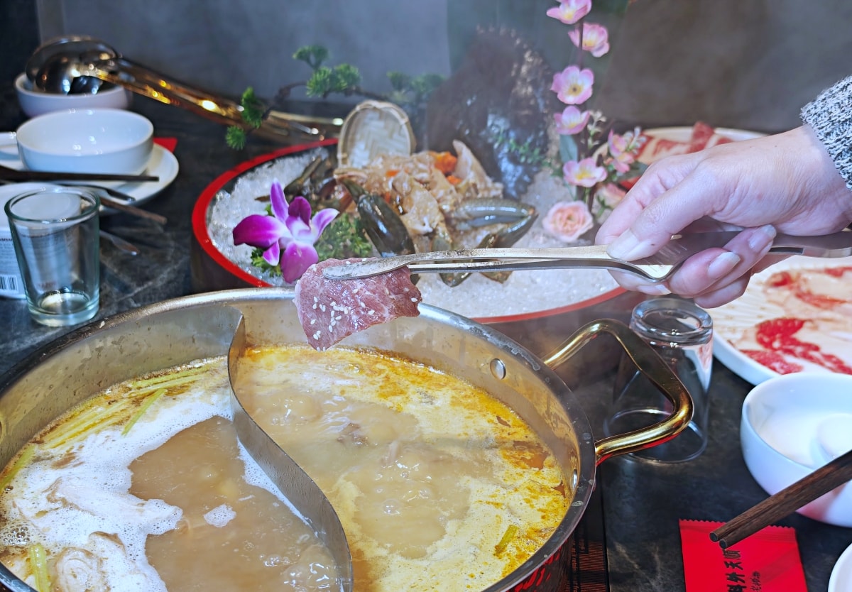 當科技巨擘遇上百年醫館：大稻埕「老撈麻辣火鍋」雞煲蟹的歷史盛宴