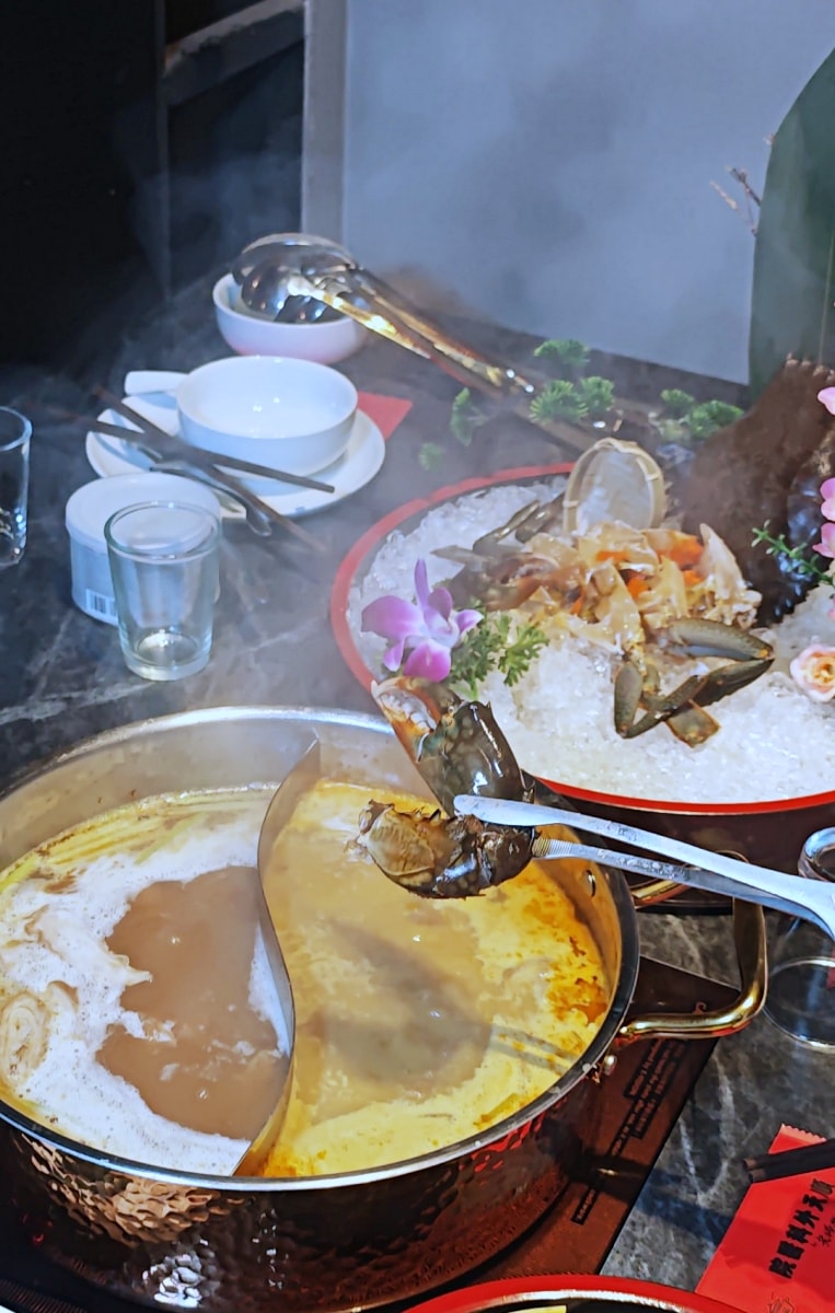當科技巨擘遇上百年醫館：大稻埕「老撈麻辣火鍋」雞煲蟹的歷史盛宴