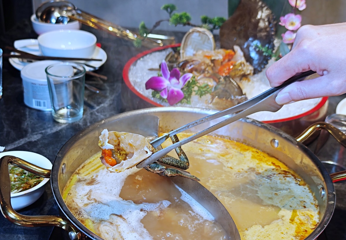 當科技巨擘遇上百年醫館:大稻埕「老撈麻辣火鍋」雞煲蟹的歷史盛宴 - 第19張圖 當科技巨擘遇上百年醫館:大稻埕「老撈麻辣火鍋」雞煲蟹的歷史盛宴
