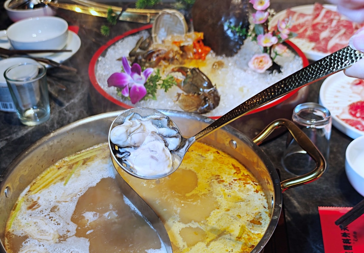 當科技巨擘遇上百年醫館：大稻埕「老撈麻辣火鍋」雞煲蟹的歷史盛宴