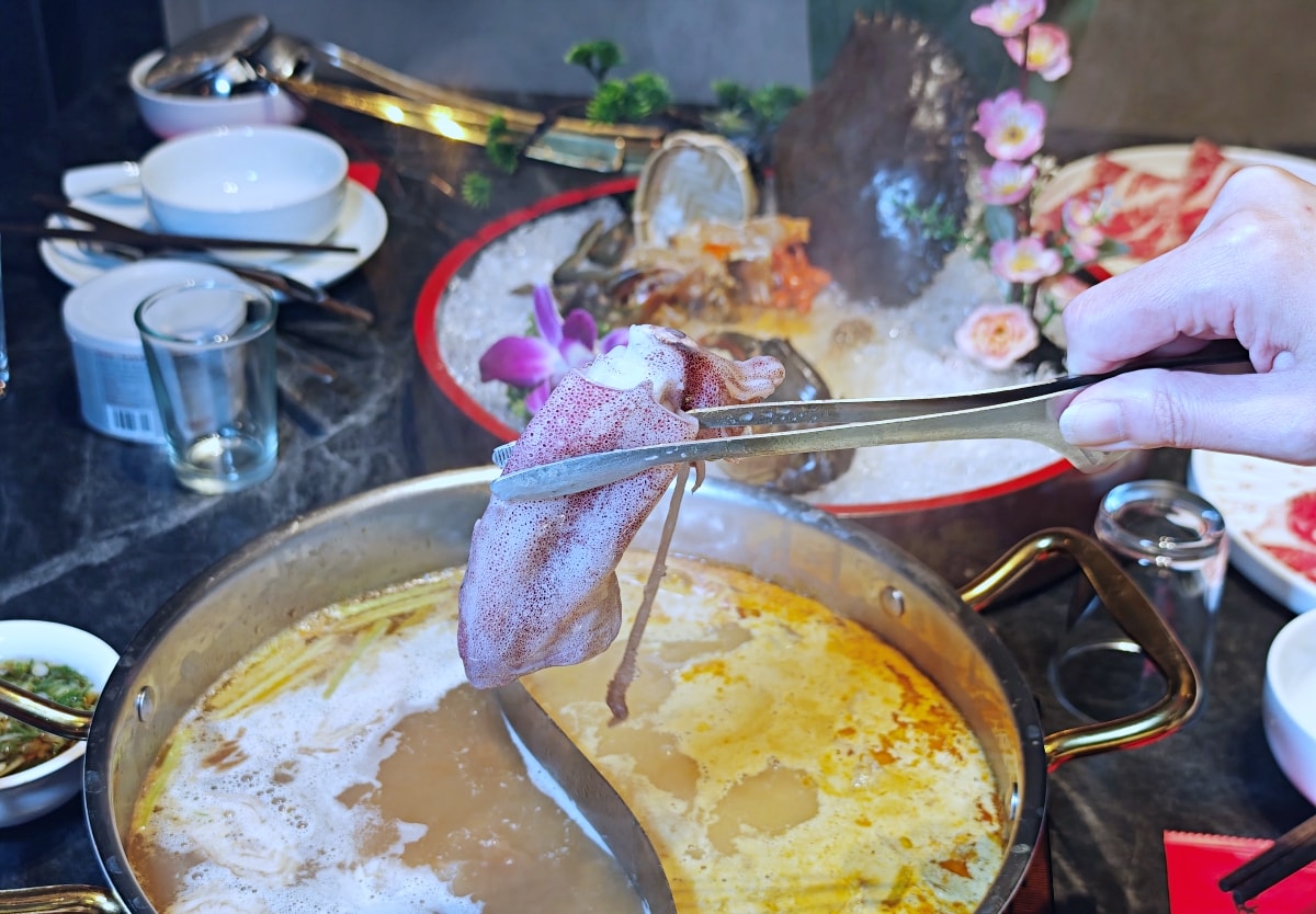 當科技巨擘遇上百年醫館：大稻埕「老撈麻辣火鍋」雞煲蟹的歷史盛宴