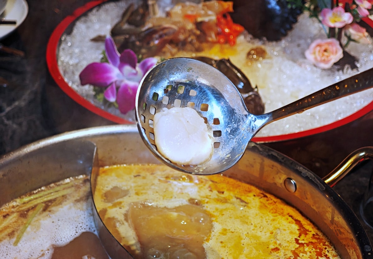 當科技巨擘遇上百年醫館：大稻埕「老撈麻辣火鍋」雞煲蟹的歷史盛宴
