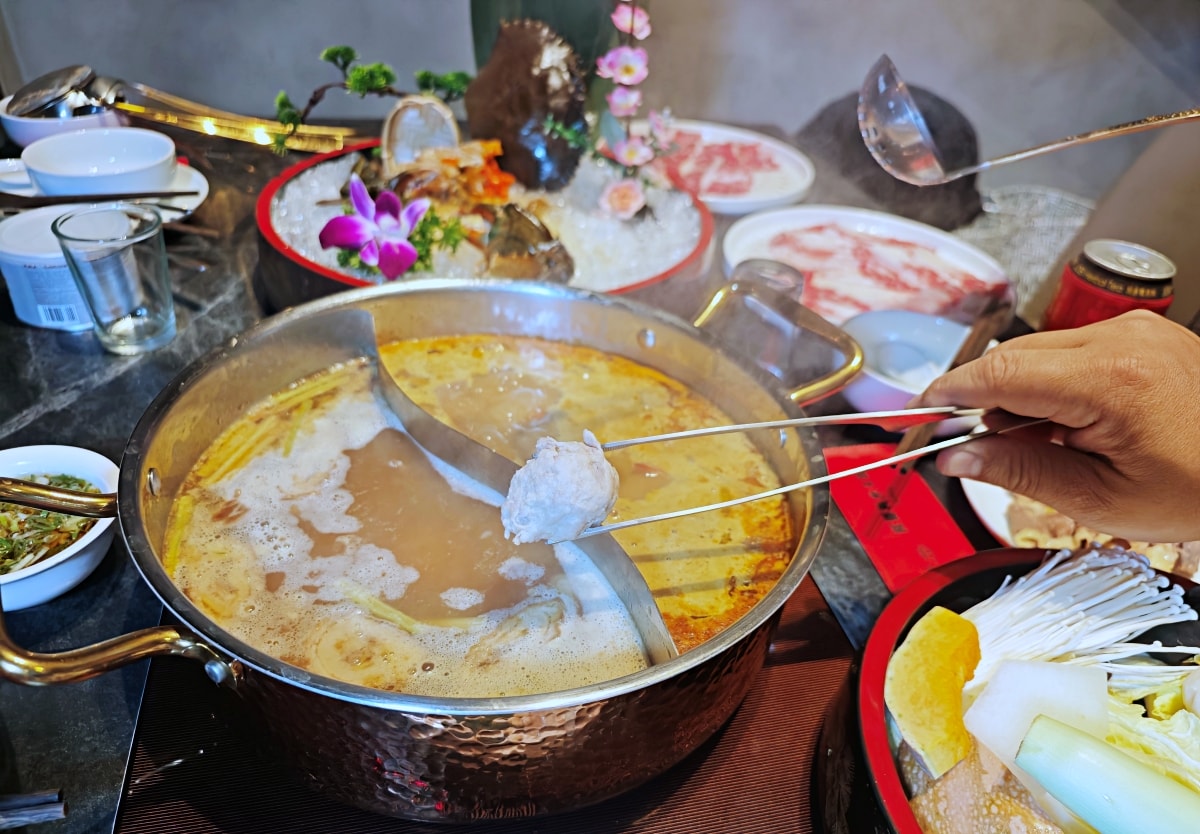 當科技巨擘遇上百年醫館:大稻埕「老撈麻辣火鍋」雞煲蟹的歷史盛宴 - 第24張圖 當科技巨擘遇上百年醫館:大稻埕「老撈麻辣火鍋」雞煲蟹的歷史盛宴