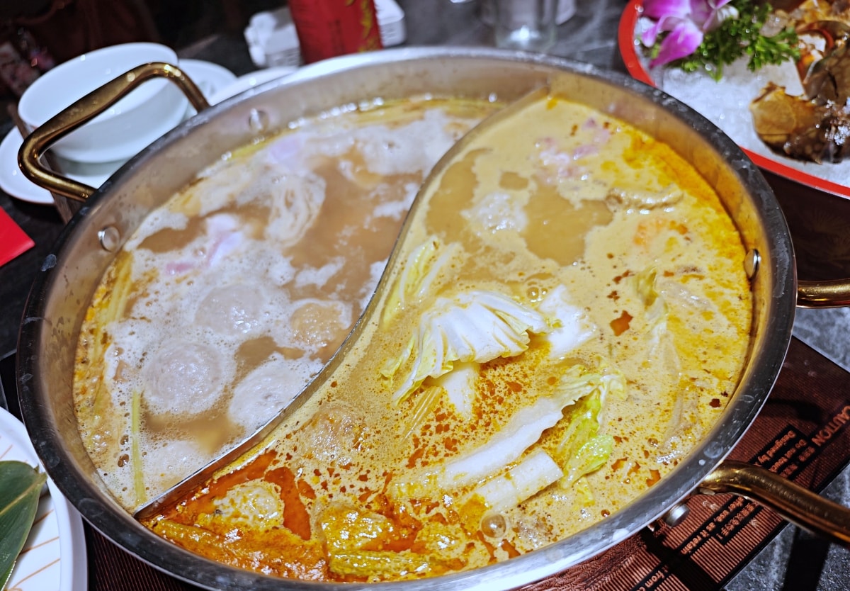 當科技巨擘遇上百年醫館：大稻埕「老撈麻辣火鍋」雞煲蟹的歷史盛宴