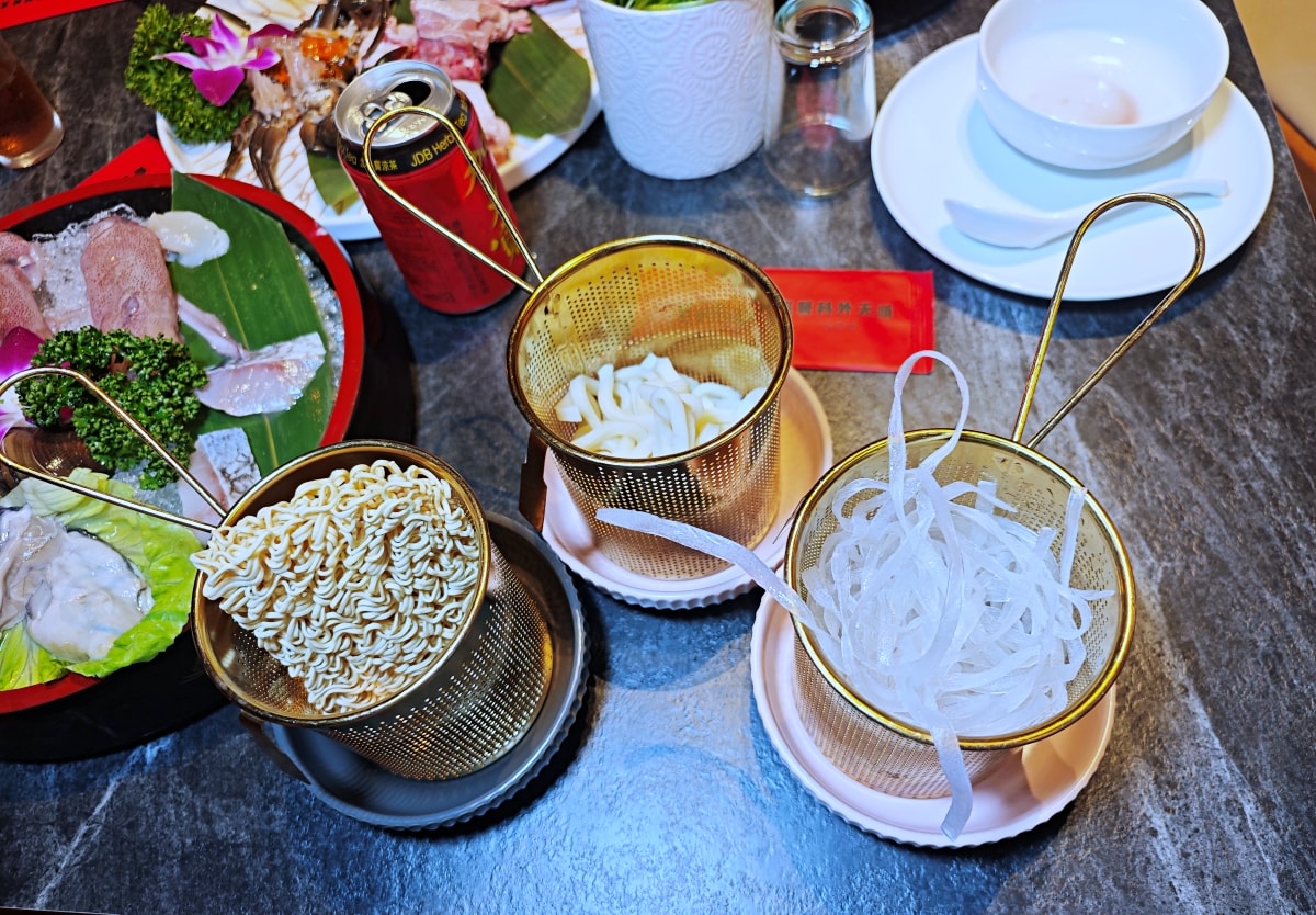 當科技巨擘遇上百年醫館：大稻埕「老撈麻辣火鍋」雞煲蟹的歷史盛宴