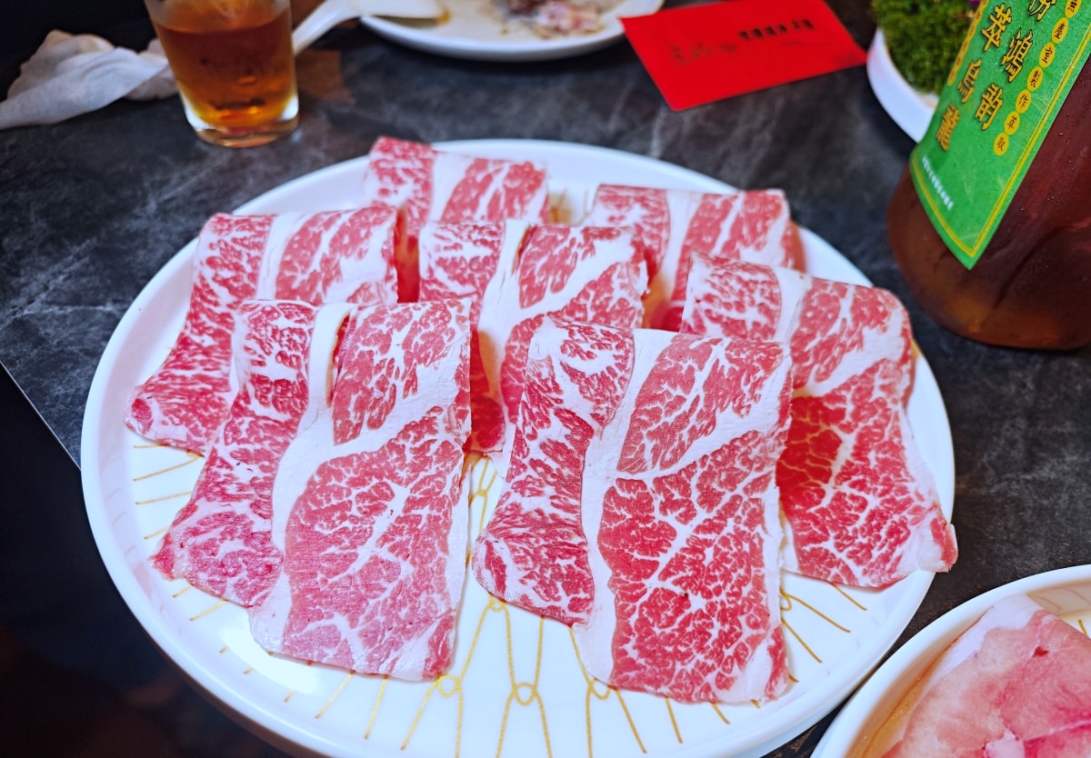 當科技巨擘遇上百年醫館：大稻埕「老撈麻辣火鍋」雞煲蟹的歷史盛宴
