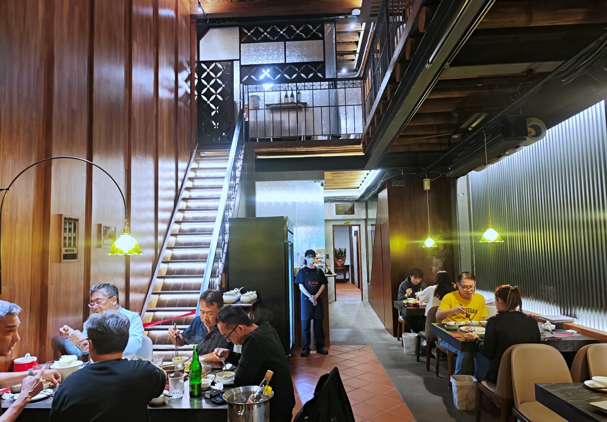 當科技巨擘遇上百年醫館:大稻埕「老撈麻辣火鍋」雞煲蟹的歷史盛宴 - 第4張圖 當科技巨擘遇上百年醫館:大稻埕「老撈麻辣火鍋」雞煲蟹的歷史盛宴
