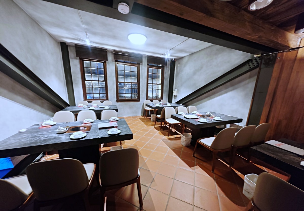 當科技巨擘遇上百年醫館:大稻埕「老撈麻辣火鍋」雞煲蟹的歷史盛宴 - 第7張圖 當科技巨擘遇上百年醫館:大稻埕「老撈麻辣火鍋」雞煲蟹的歷史盛宴