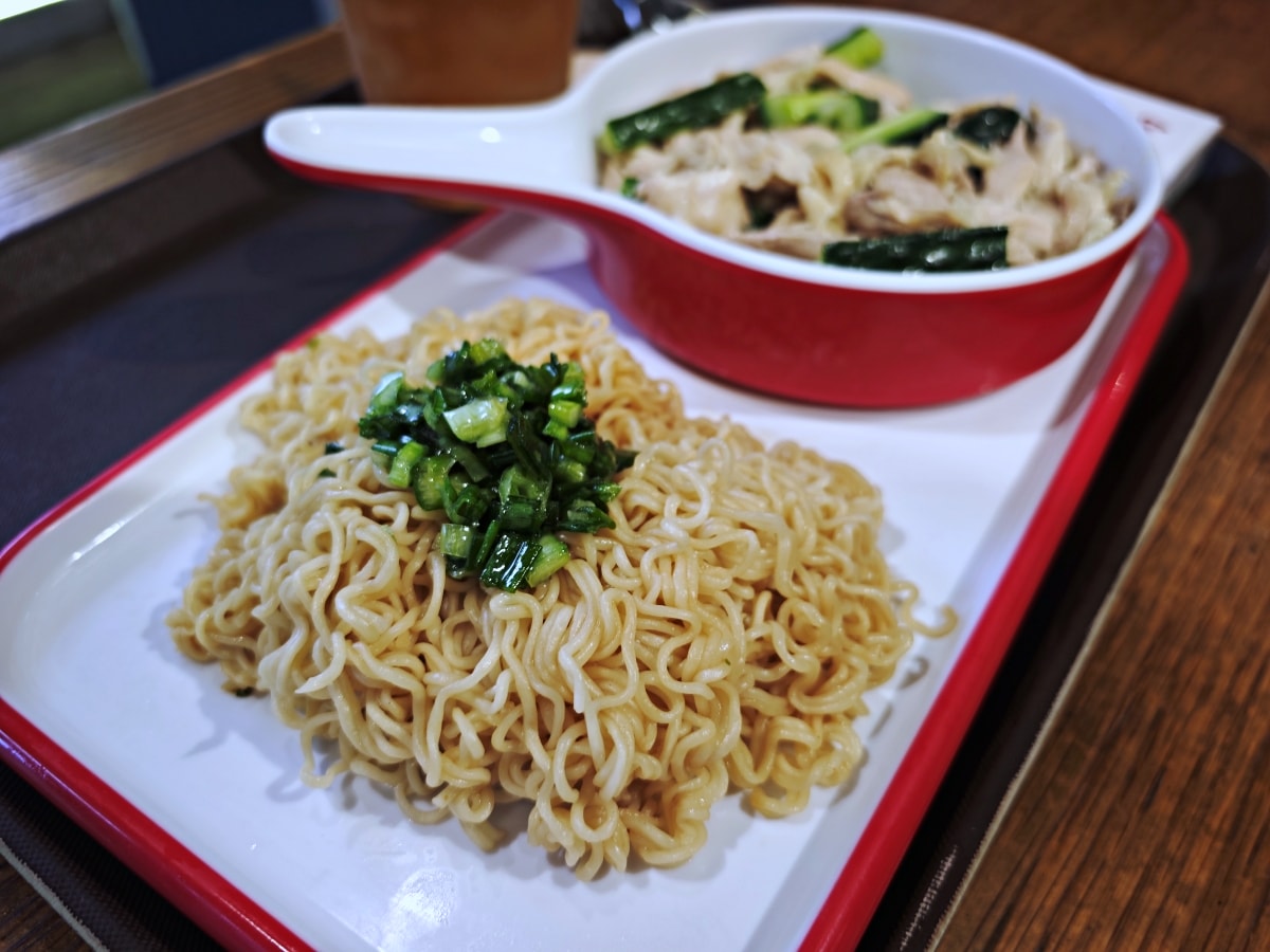 【油麻地美食】逸東酒店隱藏版懷舊茶記！大三圓茶記晚市套餐超「抵食」：大推手撕雞與香濃咖哩牛腩