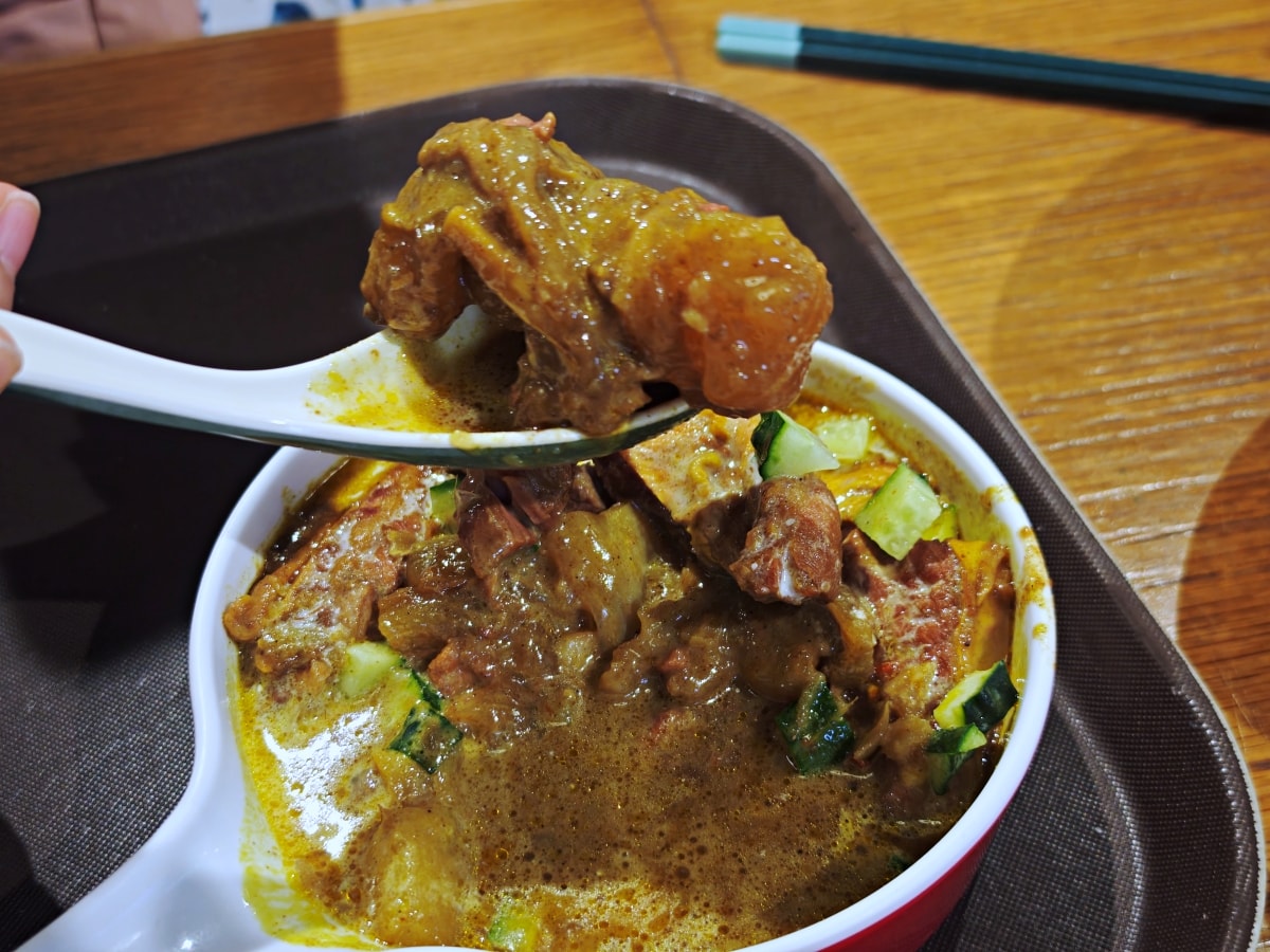 【油麻地美食】逸東酒店隱藏版懷舊茶記！大三圓茶記晚市套餐超「抵食」：大推手撕雞與香濃咖哩牛腩