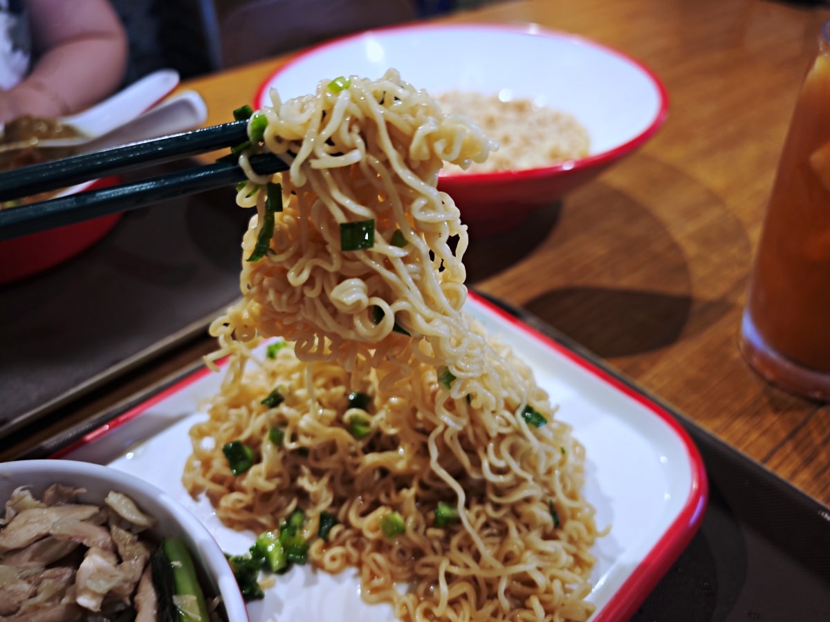 【油麻地美食】逸東酒店隱藏版懷舊茶記！大三圓茶記晚市套餐超「抵食」：大推手撕雞與香濃咖哩牛腩