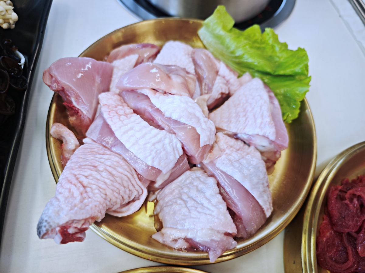礁溪火鍋推薦｜動涮溫體涮涮鍋！每日新鮮直送溫體肉、現熬真材實料湯頭，海鮮肉品與自助吧一次滿足