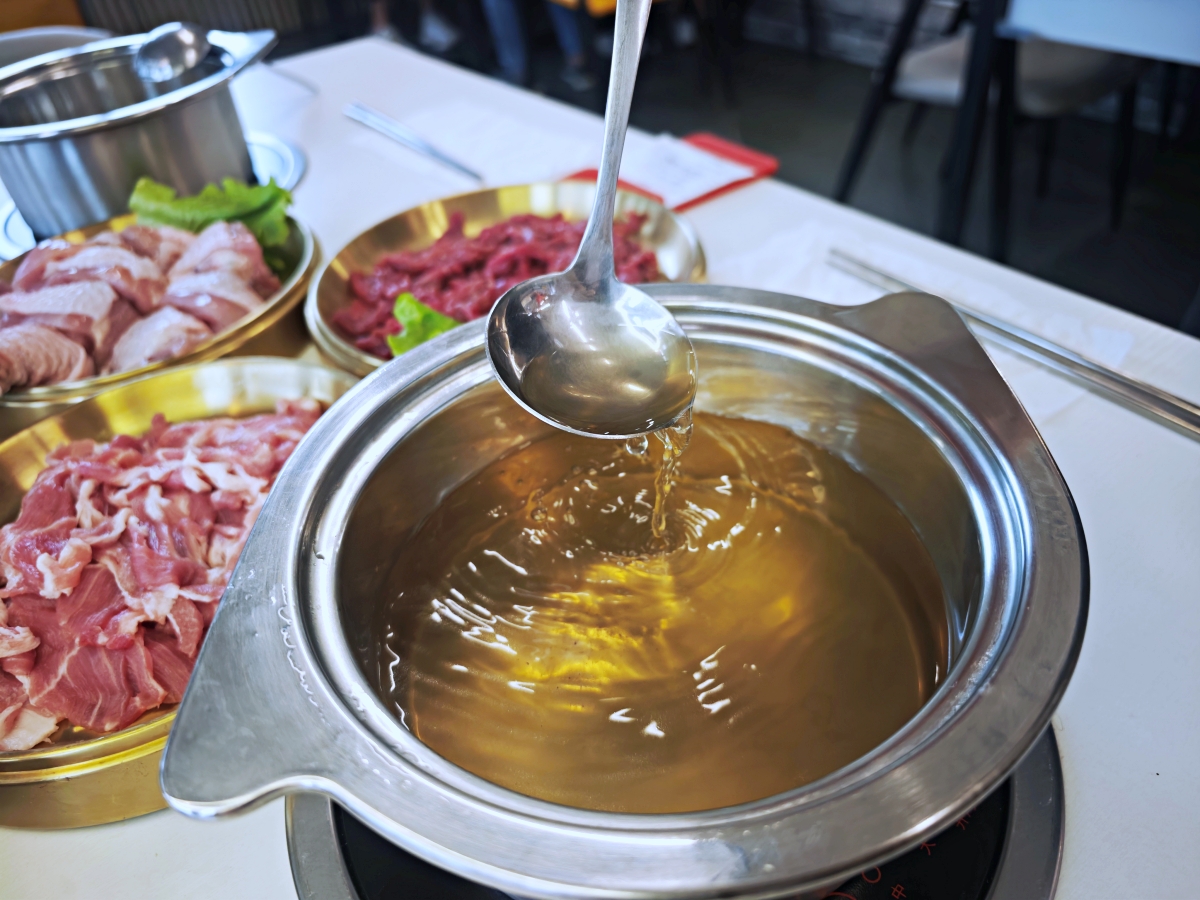 礁溪火鍋推薦｜動涮溫體涮涮鍋！每日新鮮直送溫體肉、現熬真材實料湯頭，海鮮肉品與自助吧一次滿足
