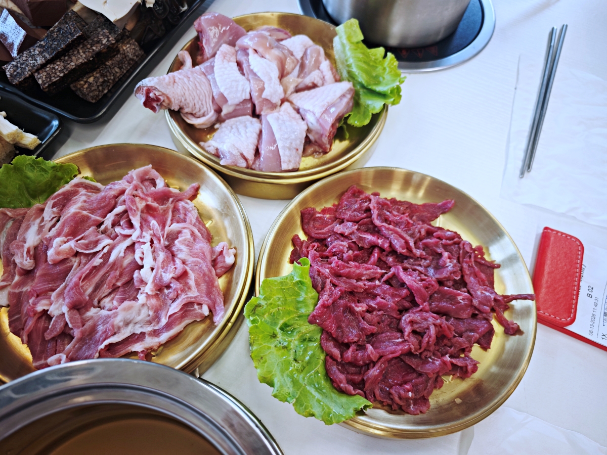 礁溪火鍋推薦｜動涮溫體涮涮鍋！每日新鮮直送溫體肉、現熬真材實料湯頭，海鮮肉品與自助吧一次滿足
