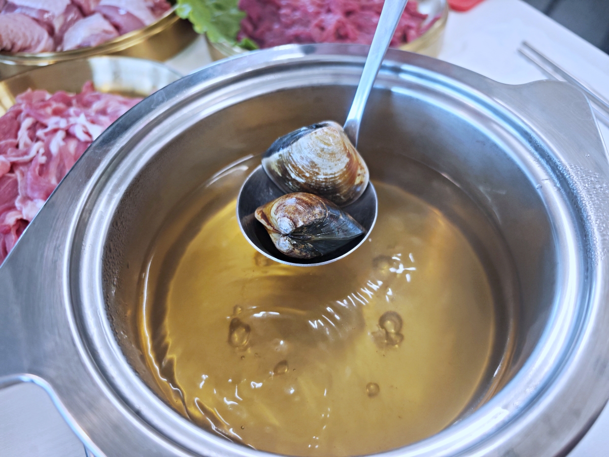 礁溪火鍋推薦｜動涮溫體涮涮鍋！每日新鮮直送溫體肉、現熬真材實料湯頭，海鮮肉品與自助吧一次滿足