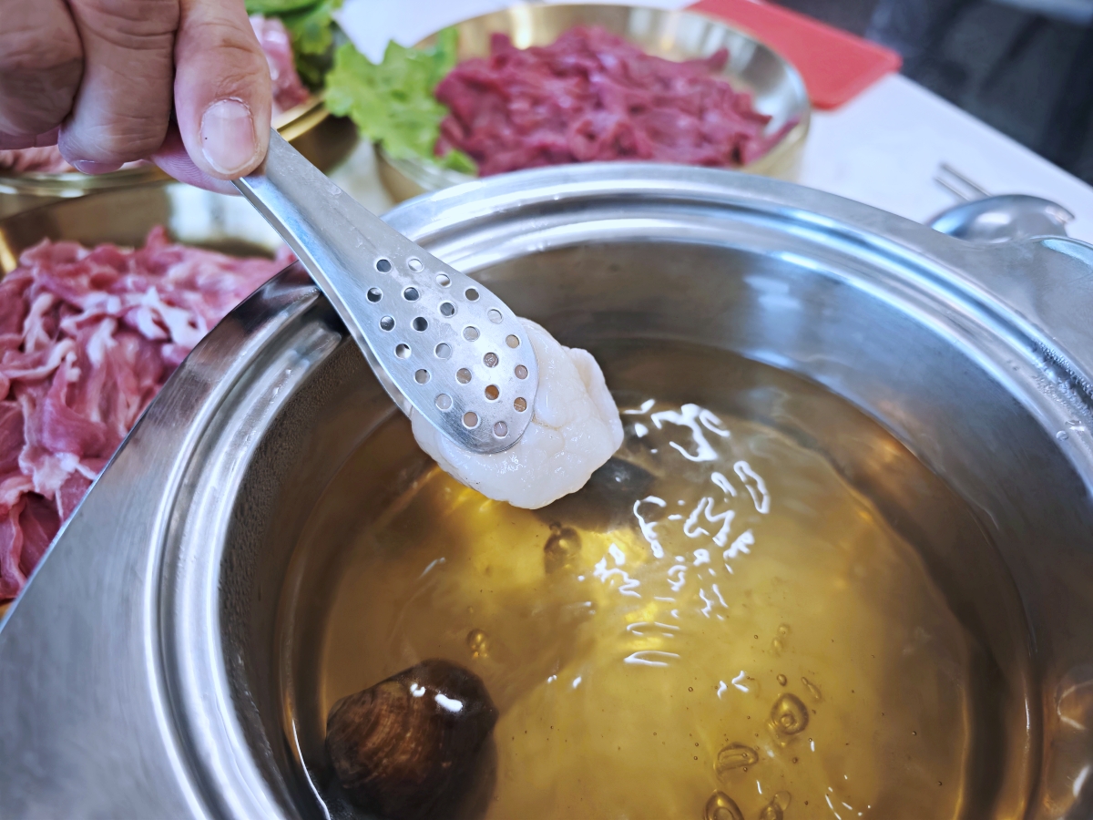 礁溪火鍋推薦｜動涮溫體涮涮鍋！每日新鮮直送溫體肉、現熬真材實料湯頭，海鮮肉品與自助吧一次滿足
