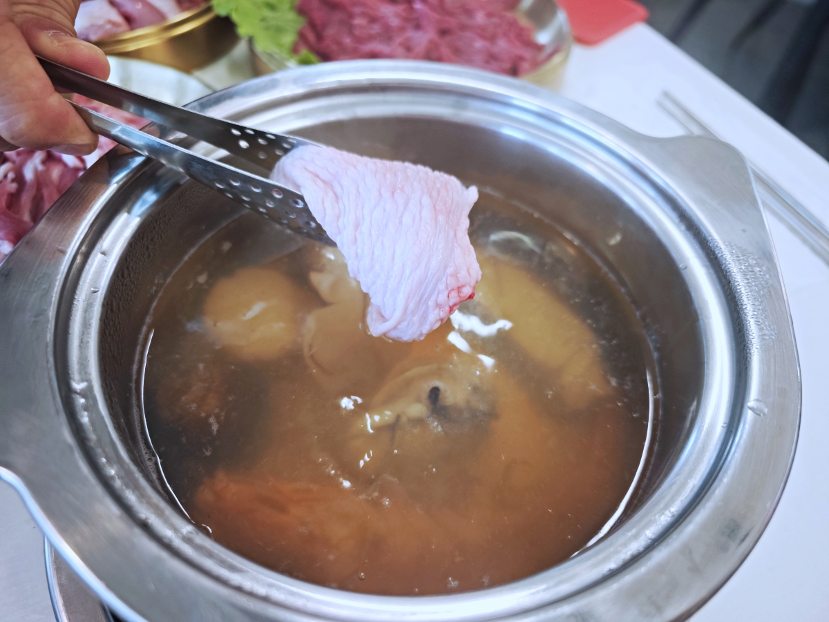 礁溪火鍋推薦｜動涮溫體涮涮鍋！每日新鮮直送溫體肉、現熬真材實料湯頭，海鮮肉品與自助吧一次滿足