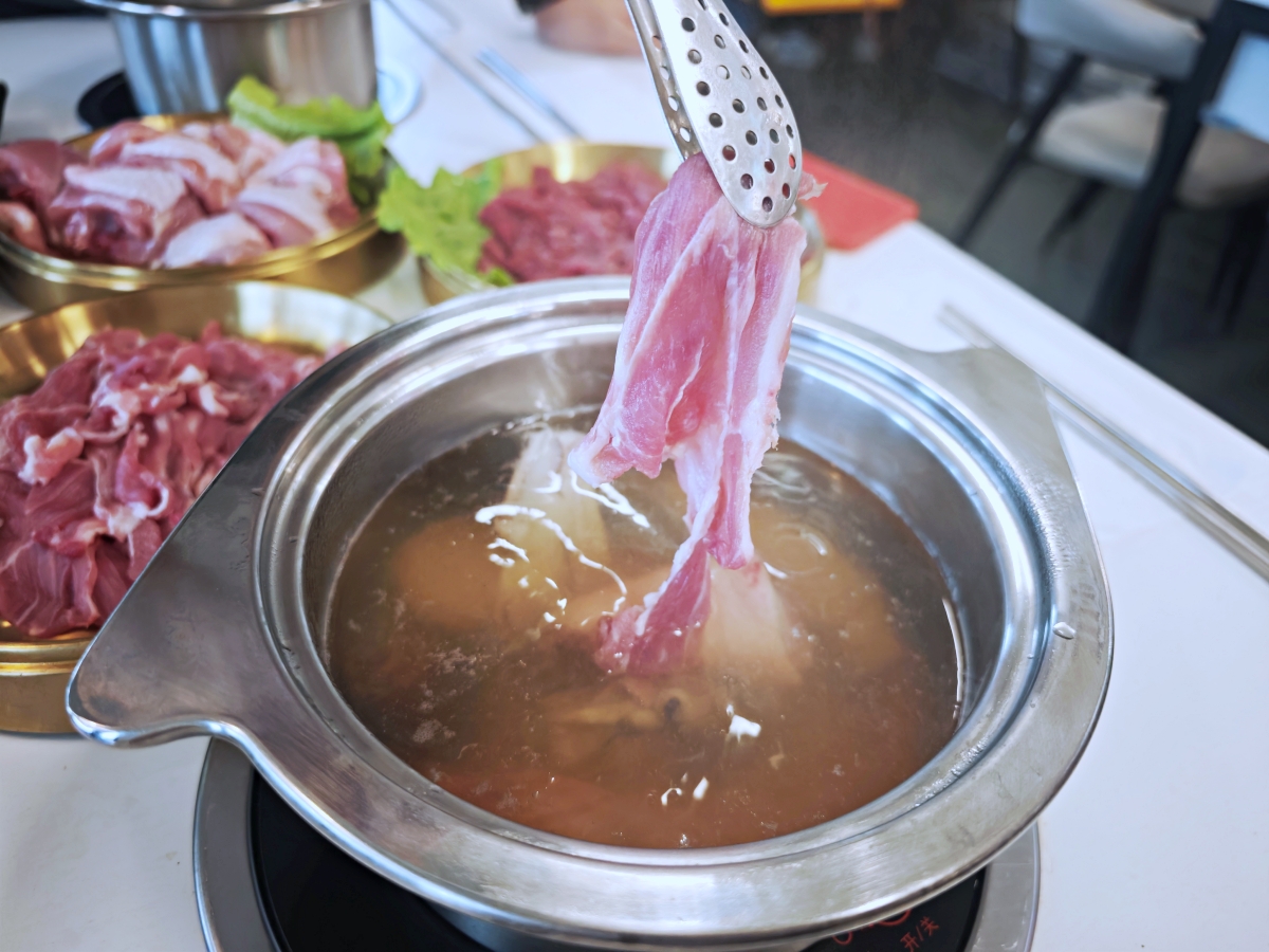 礁溪火鍋推薦｜動涮溫體涮涮鍋！每日新鮮直送溫體肉、現熬真材實料湯頭，海鮮肉品與自助吧一次滿足