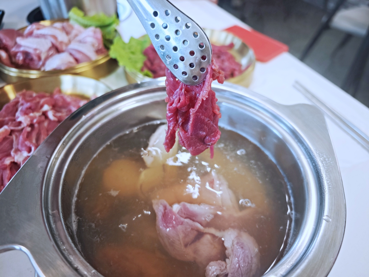 礁溪火鍋推薦｜動涮溫體涮涮鍋！每日新鮮直送溫體肉、現熬真材實料湯頭，海鮮肉品與自助吧一次滿足