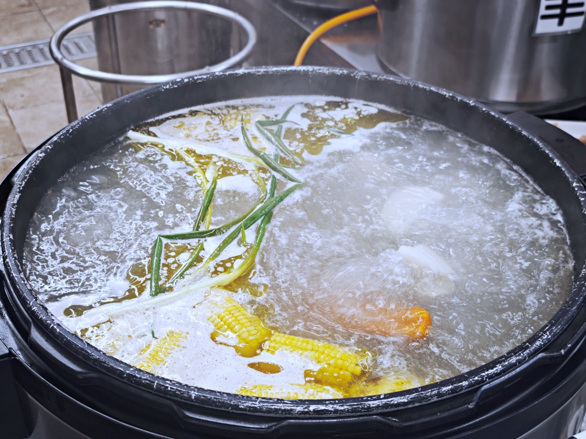 礁溪火鍋推薦｜動涮溫體涮涮鍋！每日新鮮直送溫體肉、現熬真材實料湯頭，海鮮肉品與自助吧一次滿足