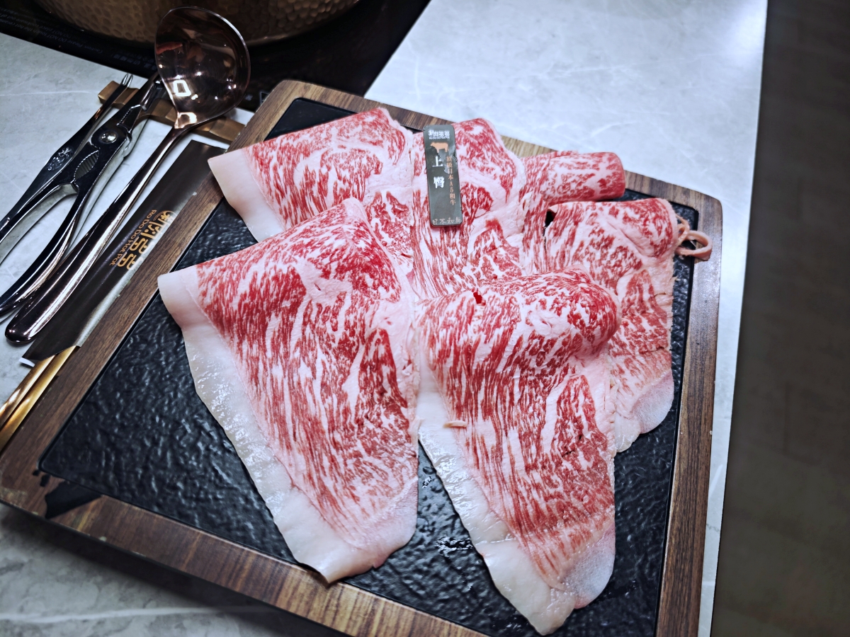 【台北東區火鍋推薦】新肉多多：鍋物界的卡地亞！700元入主極致儀式感，平日不限時的高質感約會首選