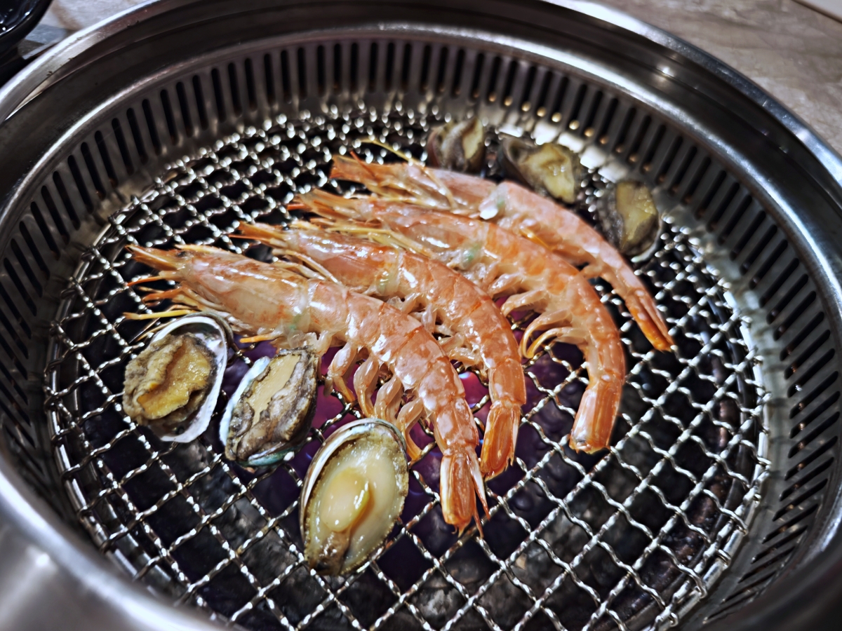 [三柒燒肉專門店桃園中華店] 桃園火車站燒肉吃到飽推薦！A5和牛與頂級海鮮一次滿足，聚餐新選擇