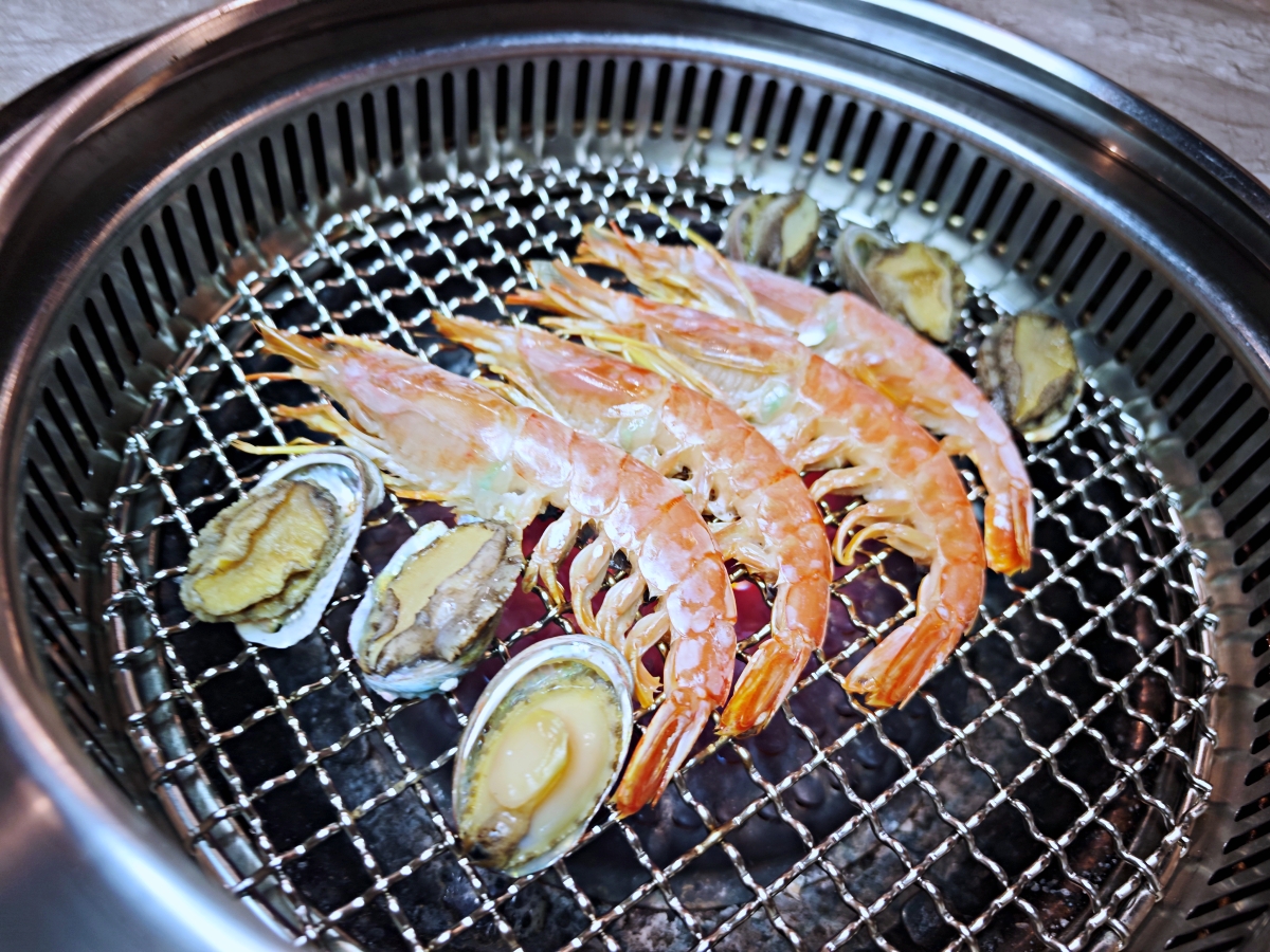 [三柒燒肉專門店桃園中華店] 桃園火車站燒肉吃到飽推薦！A5和牛與頂級海鮮一次滿足，聚餐新選擇