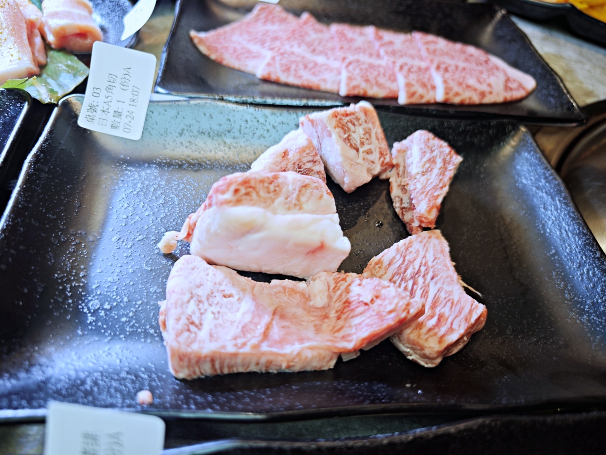 [三柒燒肉專門店桃園中華店] 桃園火車站燒肉吃到飽推薦！A5和牛與頂級海鮮一次滿足，聚餐新選擇