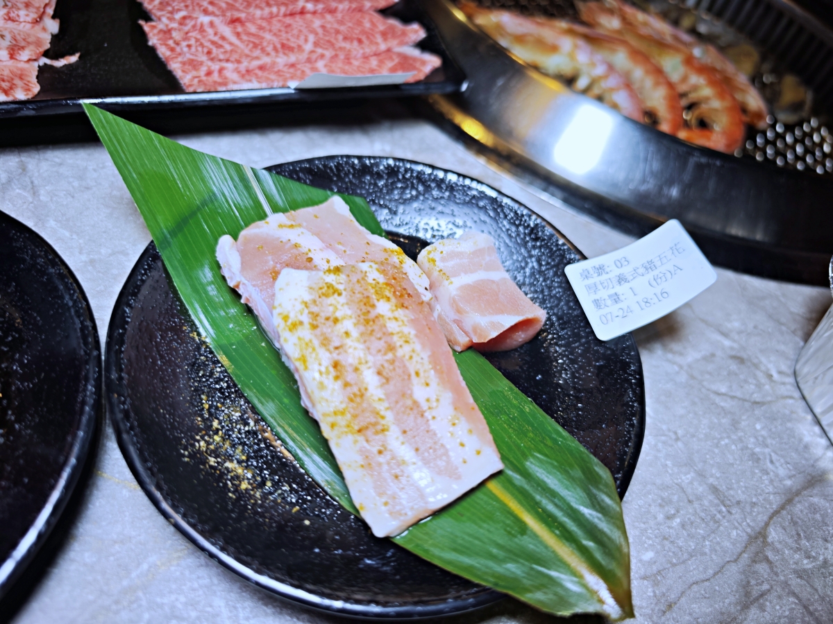 [三柒燒肉專門店桃園中華店] 桃園火車站燒肉吃到飽推薦！A5和牛與頂級海鮮一次滿足，聚餐新選擇