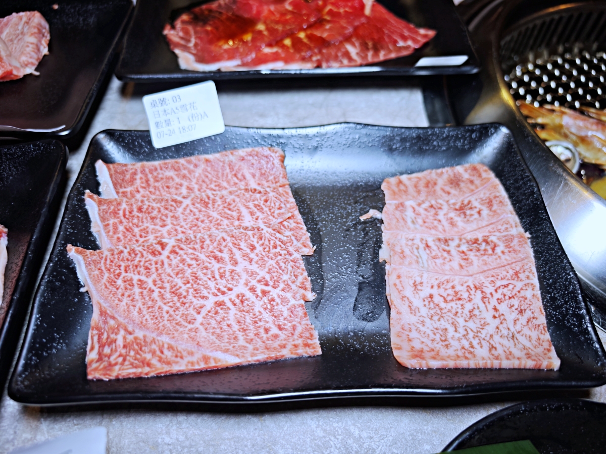 [三柒燒肉專門店桃園中華店] 桃園火車站燒肉吃到飽推薦！A5和牛與頂級海鮮一次滿足，聚餐新選擇