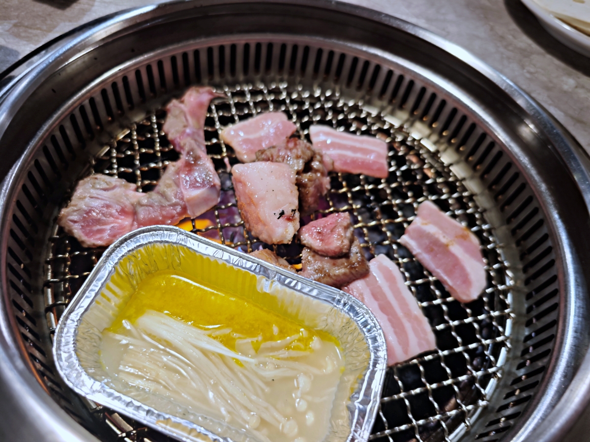[三柒燒肉專門店桃園中華店] 桃園火車站燒肉吃到飽推薦！A5和牛與頂級海鮮一次滿足，聚餐新選擇