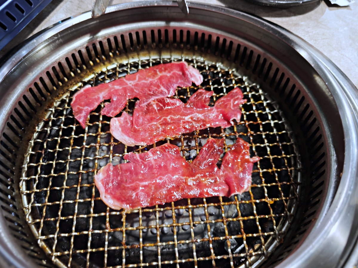 [三柒燒肉專門店桃園中華店] 桃園火車站燒肉吃到飽推薦！A5和牛與頂級海鮮一次滿足，聚餐新選擇