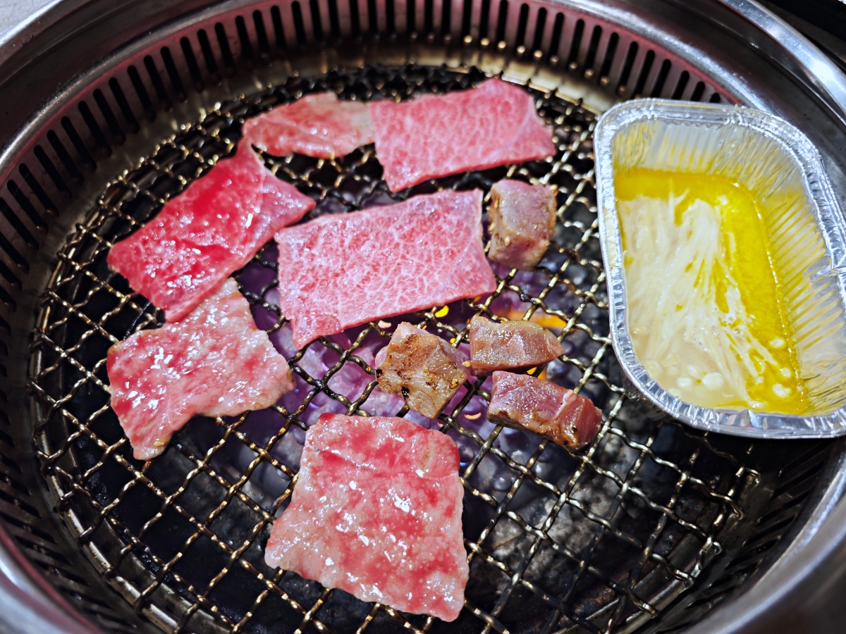 [三柒燒肉專門店桃園中華店] 桃園火車站燒肉吃到飽推薦！A5和牛與頂級海鮮一次滿足，聚餐新選擇