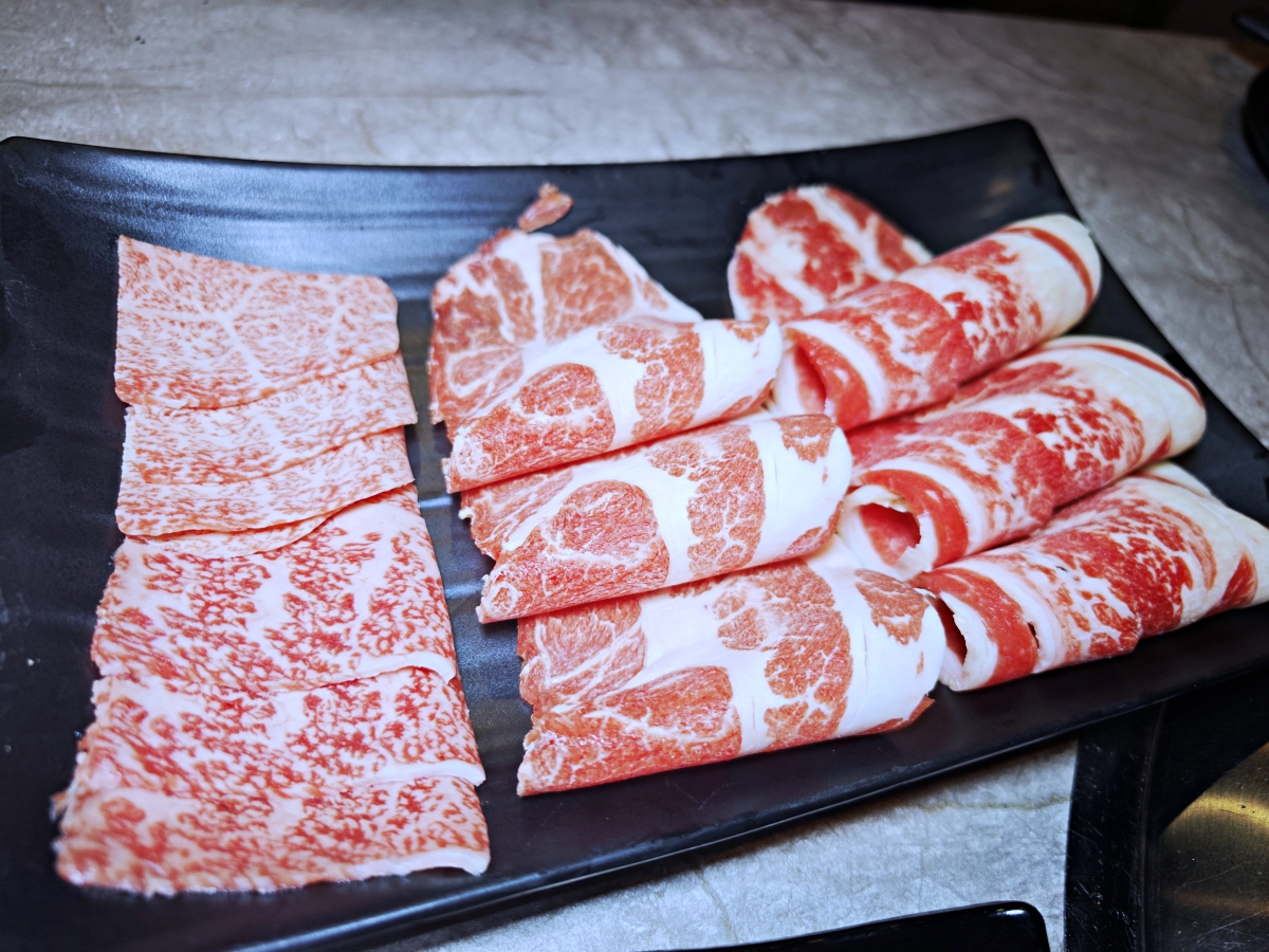 [三柒燒肉專門店桃園中華店] 桃園火車站燒肉吃到飽推薦！A5和牛與頂級海鮮一次滿足，聚餐新選擇