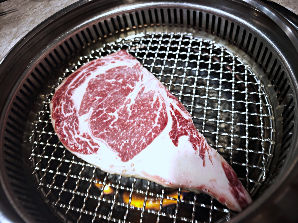 [三柒燒肉專門店桃園中華店] 桃園火車站燒肉吃到飽推薦！A5和牛與頂級海鮮一次滿足，聚餐新選擇